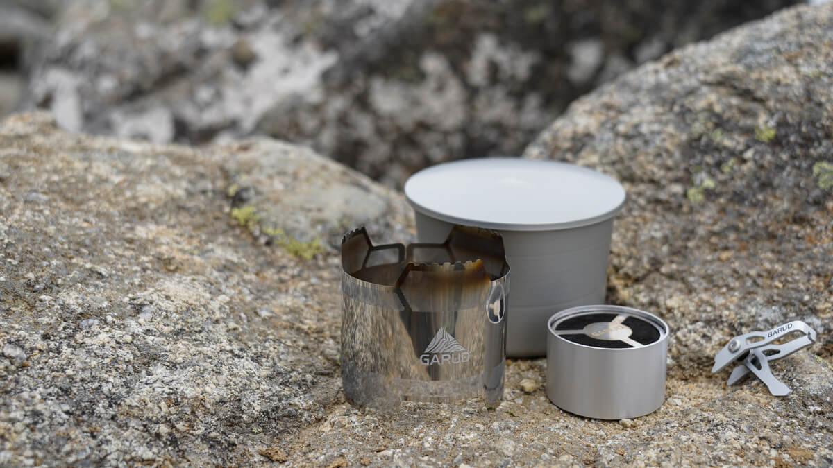 【忖度なしの自腹レビュー】「超軽い」も「美味しい」も愉しみたいミニマリストのための超軽量アルミクッカー＆アルコールストーブ「GARUD kanamari400 & ao」実践レビュー