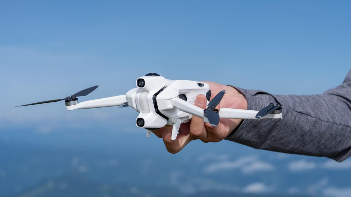 ドローンは重くてかさばる？ バッテリーは？ 手続きは？ 登山者が抱く「6つのリアルな不安」に本音で答える。初心者にこそおすすめしたいドローン『Antigravity A1』アウトドアでの実践レビュー【準備・飛行編②】