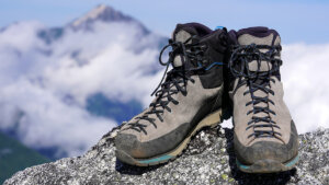 トレイルも岩場も、ハイキングもトレッキングも——日本の山をこれ1足で歩き尽くせるマウンテンブーツ、キャラバン「グランドキング GK-ALT」は登山靴の新しいスイートスポットを埋める【最速実践レビュー】