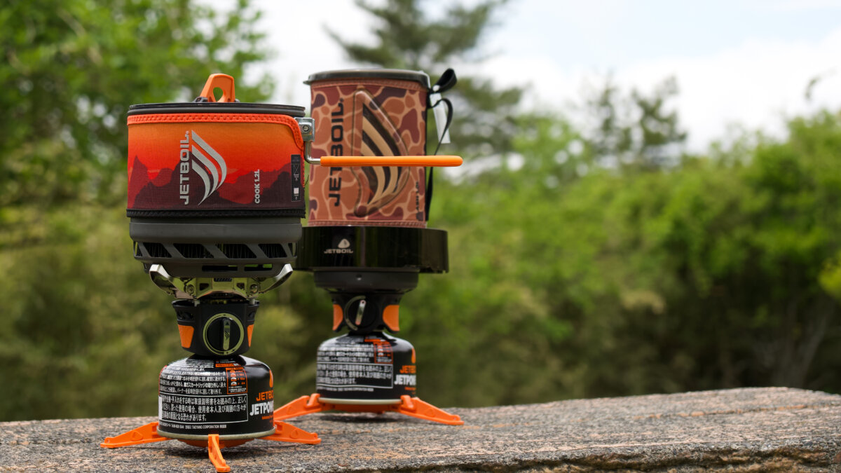【2026 JETBOIL 新作】”高速湯沸かし”のその先へ。繊細な調理を可能にする「トレイルクック1.2L」と、既存モデルを爆風から守る「ウインドスクリーン」の真価をフィールドで検証