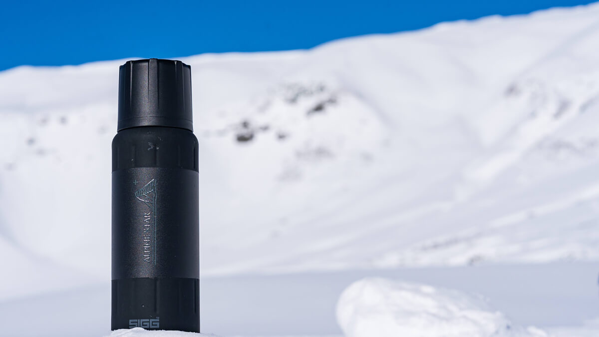 SIGG Alpinestar 0.5L Review: SIGG, the long-established Swiss brand, has finally released this tough, beautiful, and piping hot insulated mountain bottle. Can it break the stronghold of Montbell, the mountain-only brand?