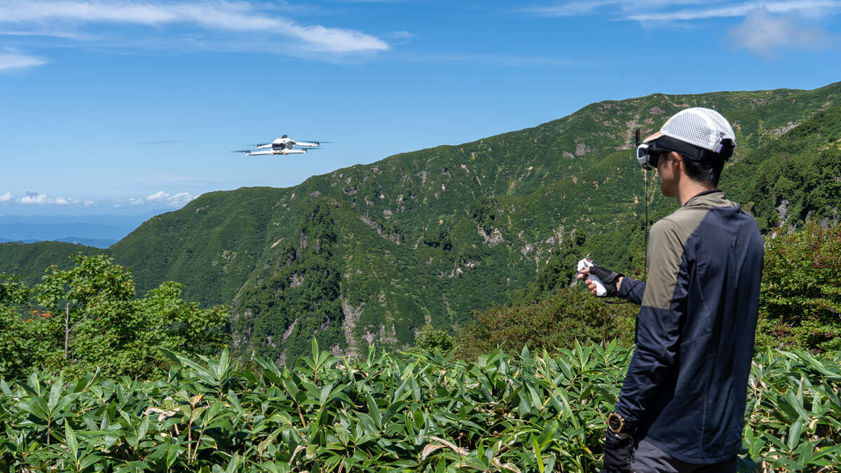 空からの自撮りも、映画のような山岳空撮も、複雑な操縦なしで自由自在。Antigravity A1 の「自動追尾撮影」と「自律飛行機能」をフィールドで試す【レビュー第4弾】