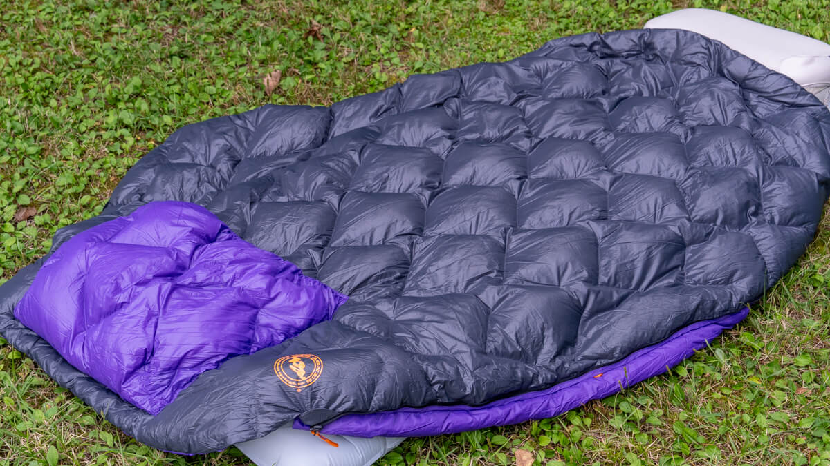 夏の軽量スタイルだけではもったいない自由度の高さ。Big Agnes「フライクリークUL ジップキルト」は春夏の1枚使いから冬の重ね使いまで器用にこなす、1年中手放せない超・快適軽量ダウン・キルト