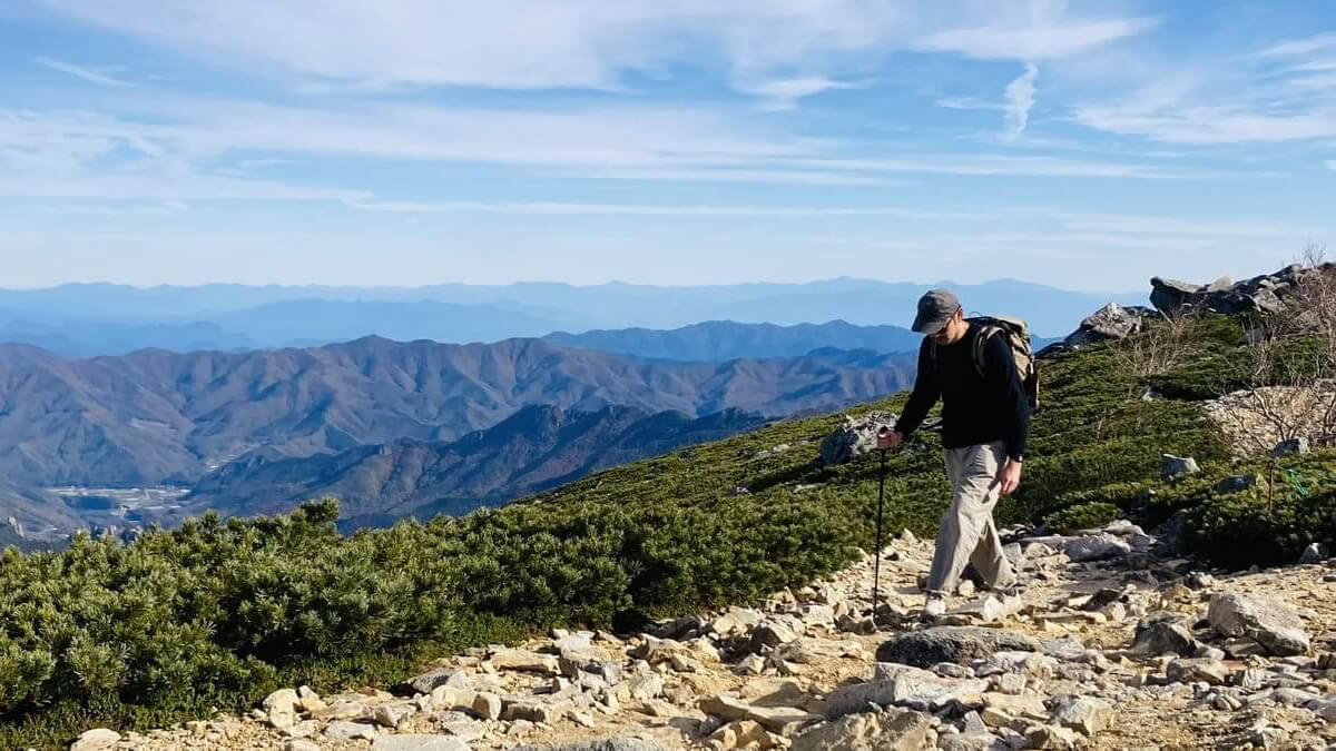 【忖度なしの自腹レビュー】150g切りの最軽量クラスながら135cmまで伸びる。「EVERNEW Johnnie Hiker」トレッキングポールはUL志向の全ハイカーにおすすめの一本